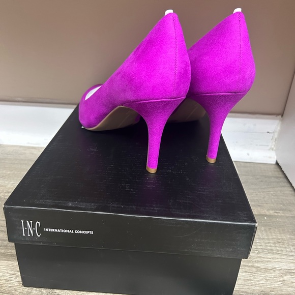NWTB, INC International Concepts Magenta, Velvet Stunning, Statement Heels, Sz 8 - Picture 6 of 8